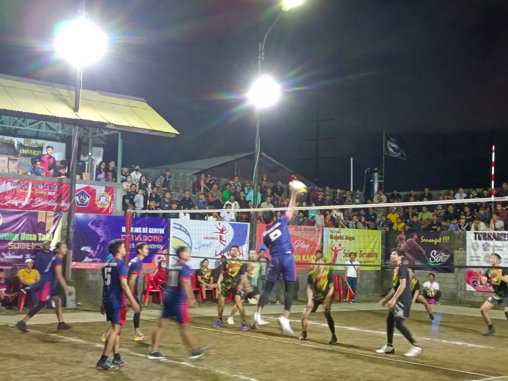 Porsenides Dalung, Pertandingan Bola Voli Br. Gaji Vs Br. Padang Bali